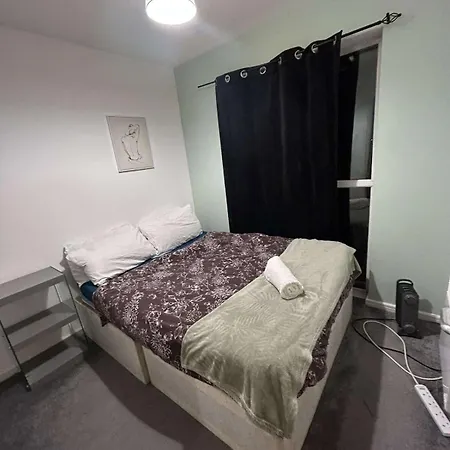 Cozy 2 Bed Apartment With Balcony Etihad Views, Steps From Coop Live-2