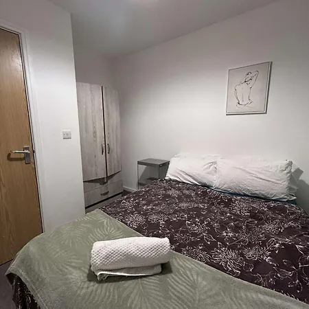 Cozy 2 Bed Apartment With Balcony Etihad Views, Steps From Coop Live-3